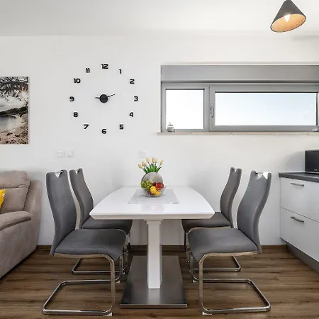Exklusives Nur 50 Meter Zum Yachthafen Und Nur 300 Meter Zum Apartmán *