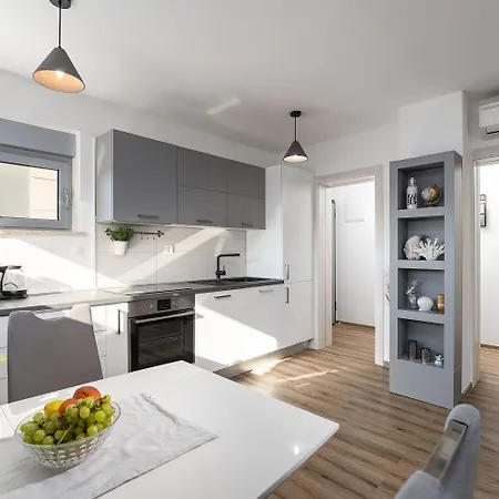 Exklusives Nur 50 Meter Zum Yachthafen Und Nur 300 Meter Zum Apartmán *