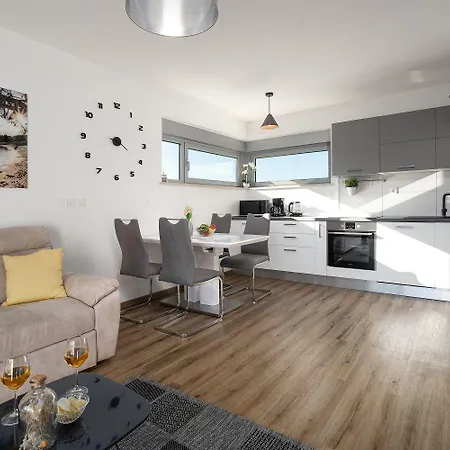 Exklusives Nur 50 Meter Zum Yachthafen Und Nur 300 Meter Zum Apartmán *